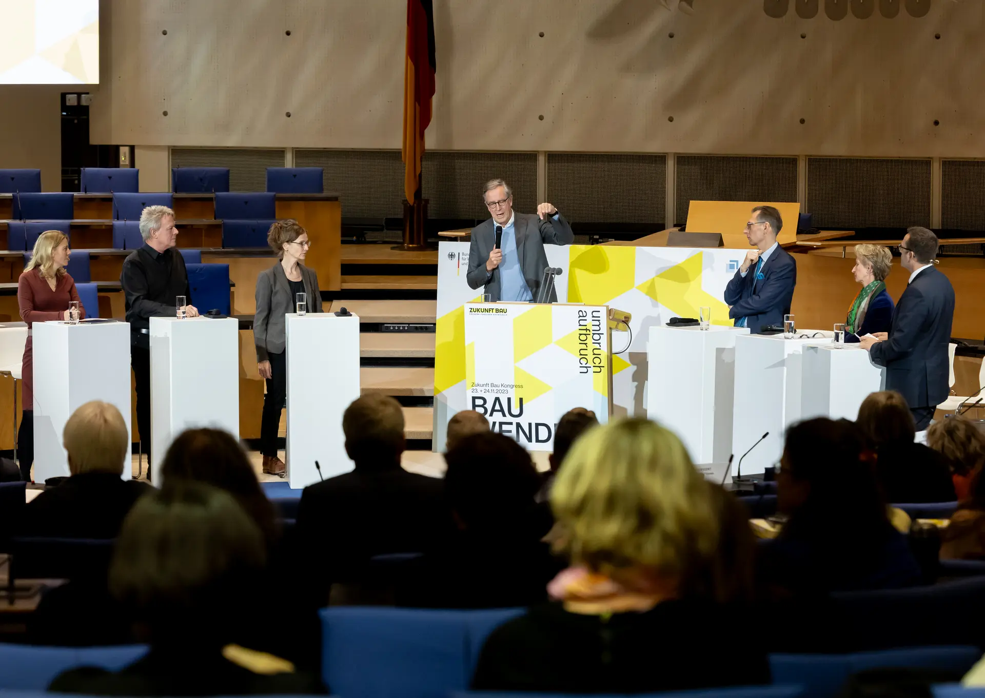 Im zweiten Themenblock diskutierten Petra Wesseler, Achim Nagel Dr. Daniel Fuhrhop, Kerstin Müller und Andreas Knapp gemeinsam mit den Moderatoren Tina Teucher und Nicolas Kerz darüber, wie die Praxis die Bauwende vorantreiben kann. 