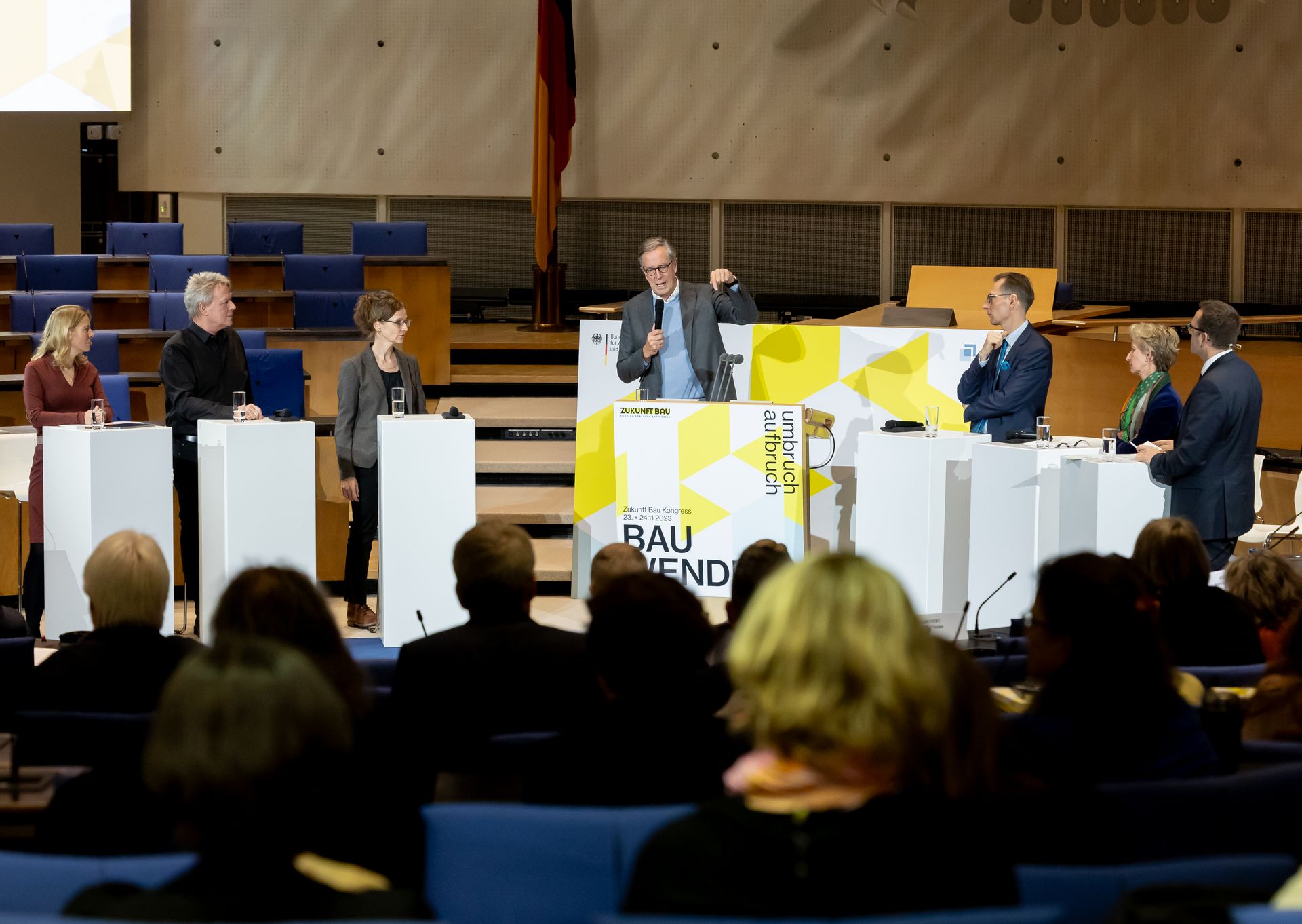 Im zweiten Themenblock diskutierten Petra Wesseler, Achim Nagel Dr. Daniel Fuhrhop, Kerstin Müller und Andreas Knapp gemeinsam mit den Moderatoren Tina Teucher und Nicolas Kerz darüber, wie die Praxis die Bauwende vorantreiben kann. Im zweiten Themenblock diskutierten Petra Wesseler, Achim Nagel Dr. Daniel Fuhrhop, Kerstin Müller und Andreas Knapp gemeinsam mit den Moderatoren Tina Teucher und Nicolas Kerz darüber, wie die Praxis die Bauwende vorantreiben kann.