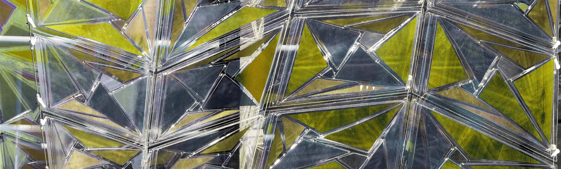 Coverbild mit Gebilde aus gelben Glasplatten
