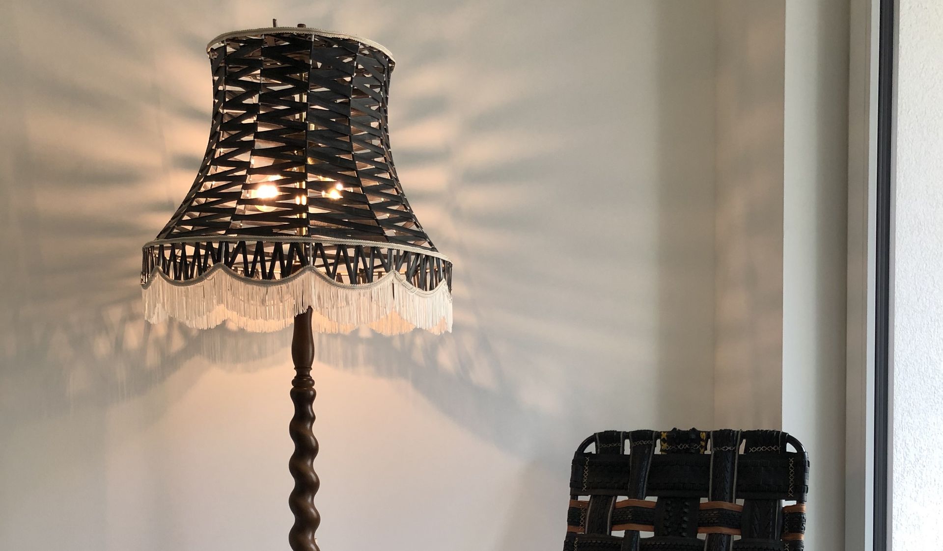 Hier stehen keine Möbel von der Stange. In jedem Zimmer stehen Einrichtungsgegenstände einer Designerin aus dem Quartier.