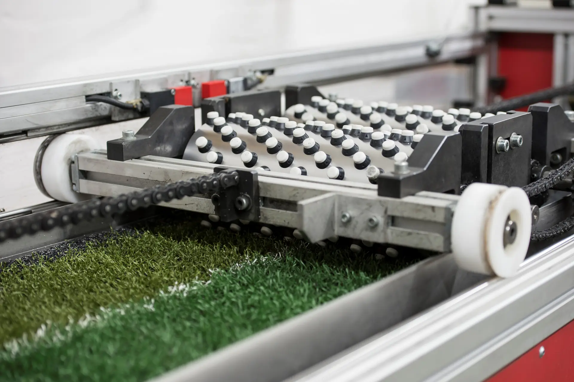 Lisport-Tester mit zwei Edelstahlwalzen zur mechanischen Alterung von Kunststoffrasenproben im Labor