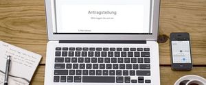 Notebook und Smartphone mit geöffneter Zukunft Bau Webseite
