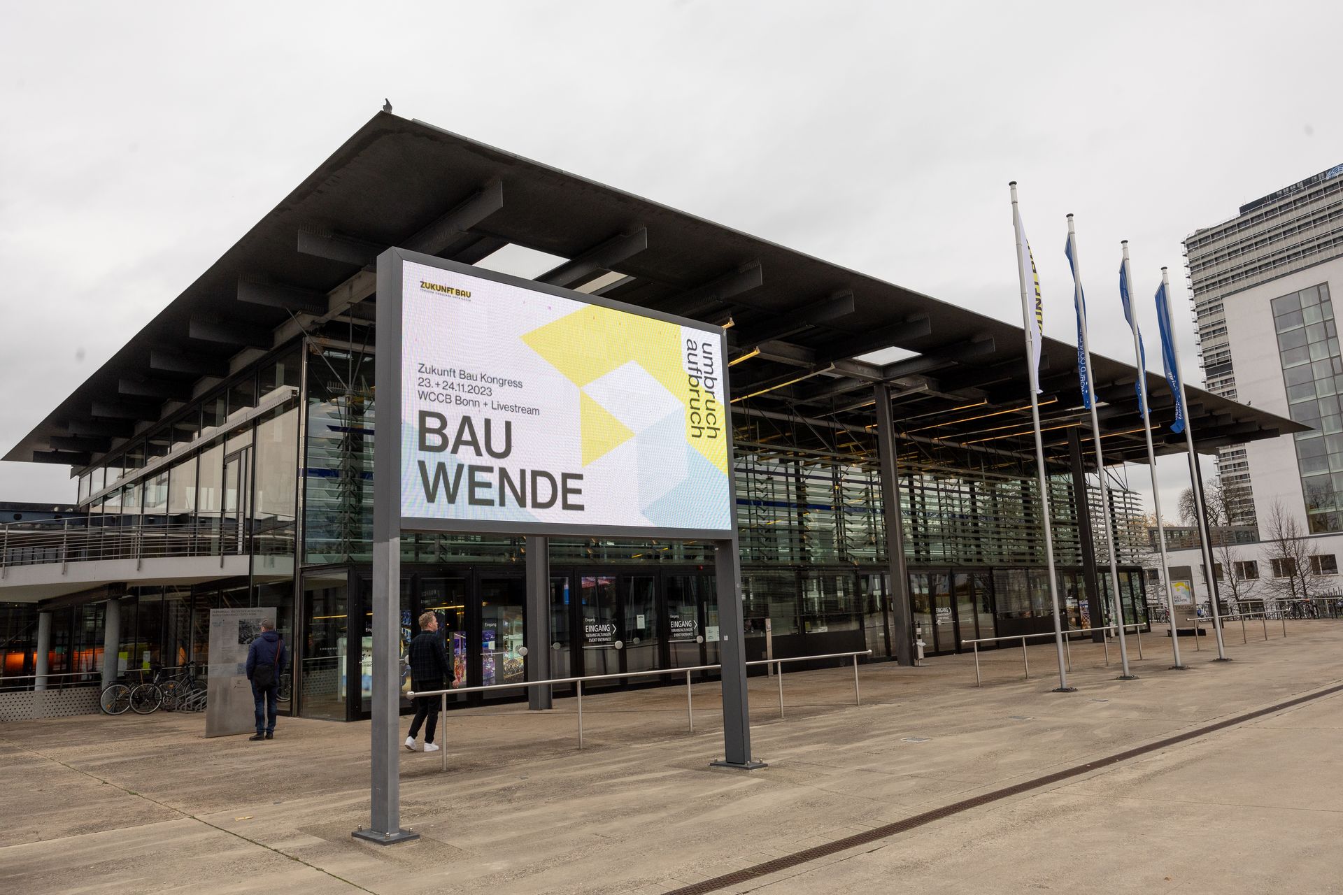 Der Zukunft Bau Kongress fand zum dritten Mal im ehemaligen Bonner Plenarsaal des Deutschen Bundestags statt. Der Zukunft Bau Kongress fand zum dritten Mal im ehemaligen Bonner Plenarsaal des Deutschen Bundestags statt.