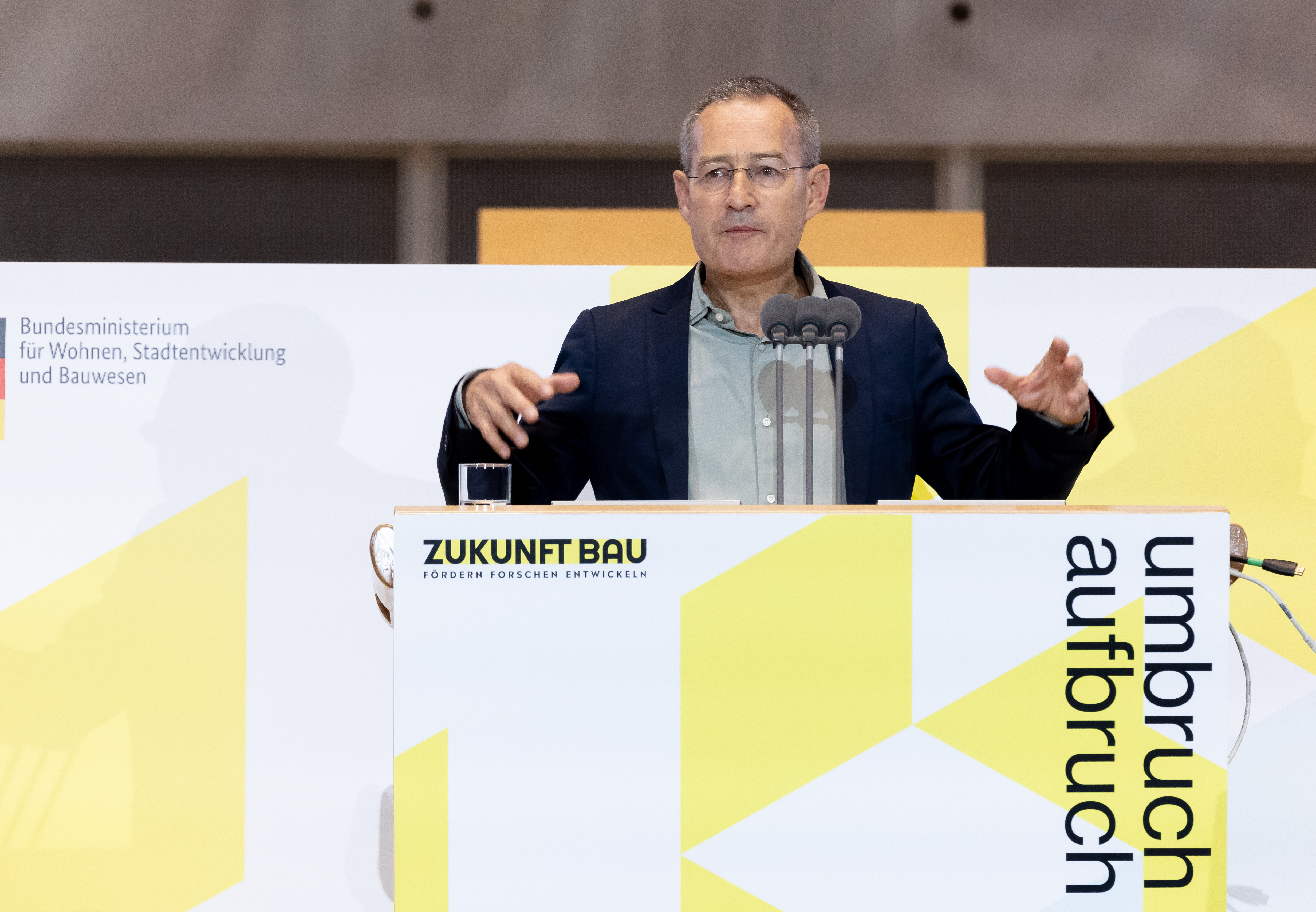Dr. Robert Kaltenbrunner plädierte in seinem Thesenvortrag für eine Reduzierung der Ressourcen und Standards sowie für Experimentierräume, um neue Lösungsansätze zu generieren. 