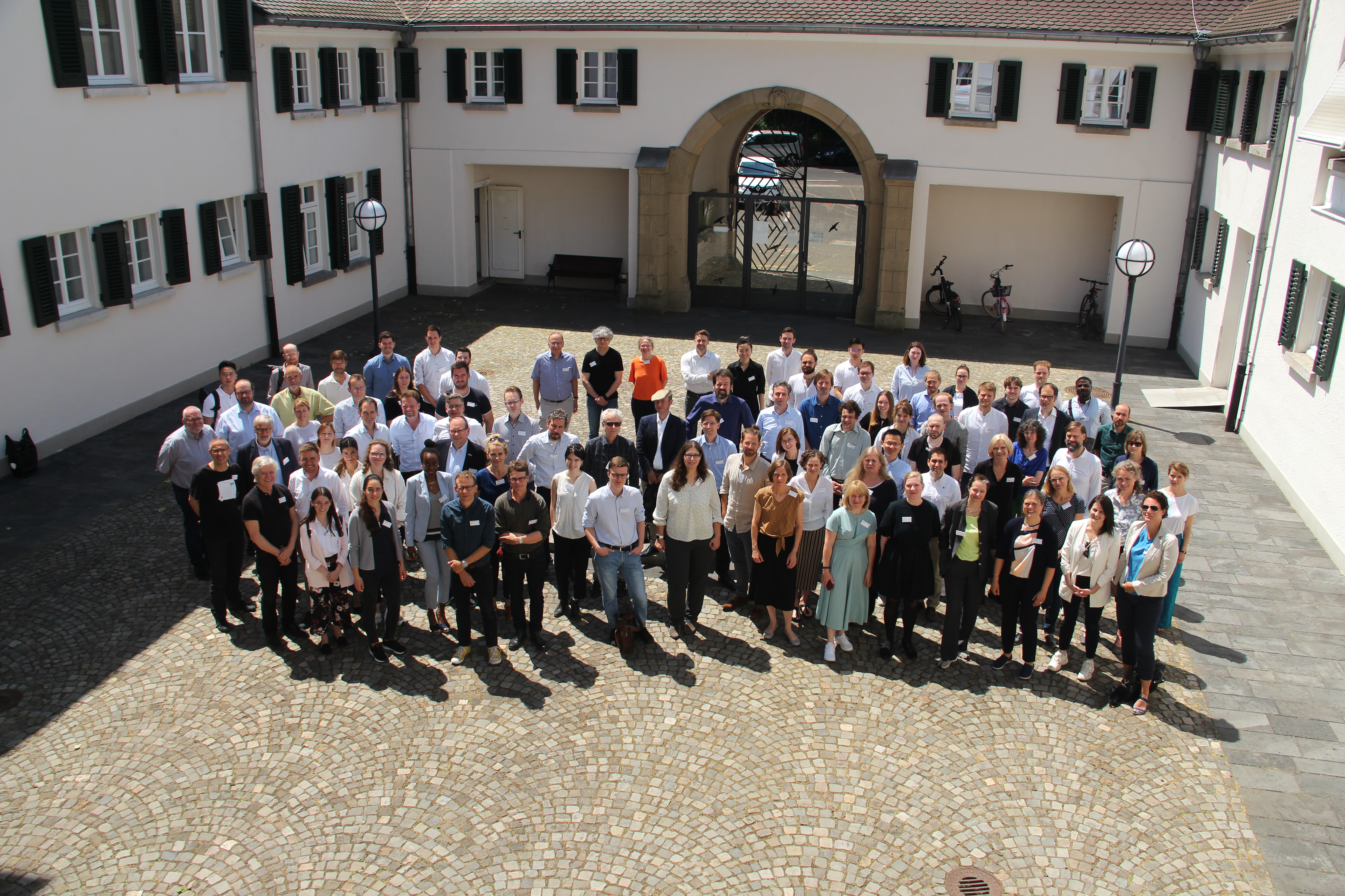 Gruppenfoto mit ca. 90 Personen